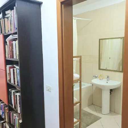 Lovely 2-bedroom In Center アパート ティラナ