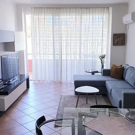 Lovely 2-bedroom In Center Daire *