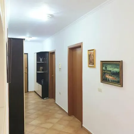 Lovely 2-bedroom In Center ティラナ