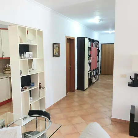 Lovely 2-bedroom In Center * ティラナ
