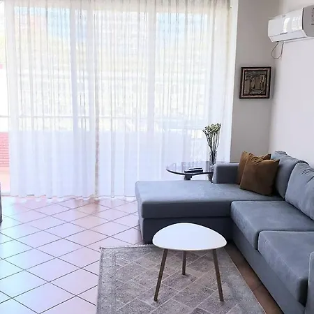 Lovely 2-bedroom In Center アパート ティラナ